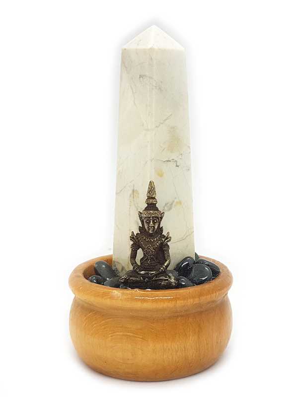 Buddha mit Howlith Obelisk und Hämatit in Holzgefäß